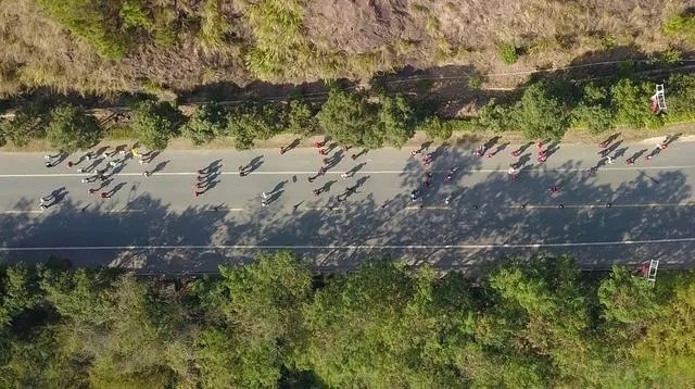 1月6日，健身愛(ài)好者在徒步活動(dòng)中（無(wú)人機(jī)照片）。新華社記者 黃國(guó)保攝