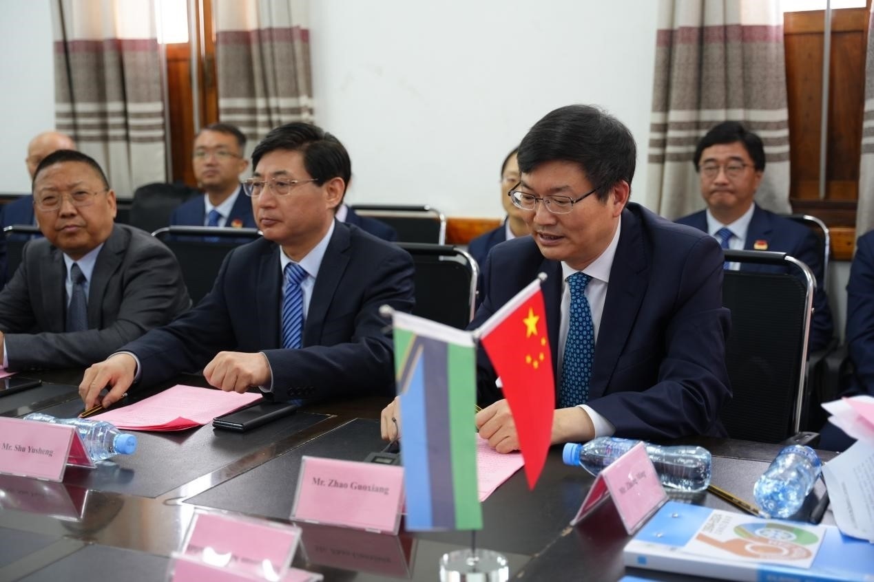 揚州市衛(wèi)健委黨委書記趙國祥在衛(wèi)生部捐贈儀式上發(fā)言。中國援桑醫(yī)療隊供圖