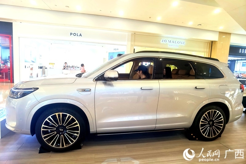  消費者在試駕汽車。人民網(wǎng)記者 陳燕攝