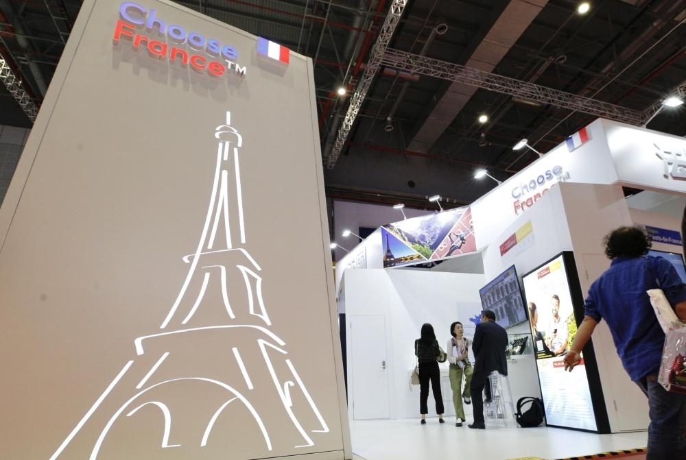 2019年11月5日，第二屆中國(guó)國(guó)際進(jìn)口博覽會(huì)在上海國(guó)家會(huì)展中心開(kāi)幕。這是參觀者走過(guò)法國(guó)國(guó)家館。新華社記者 張玉薇 攝