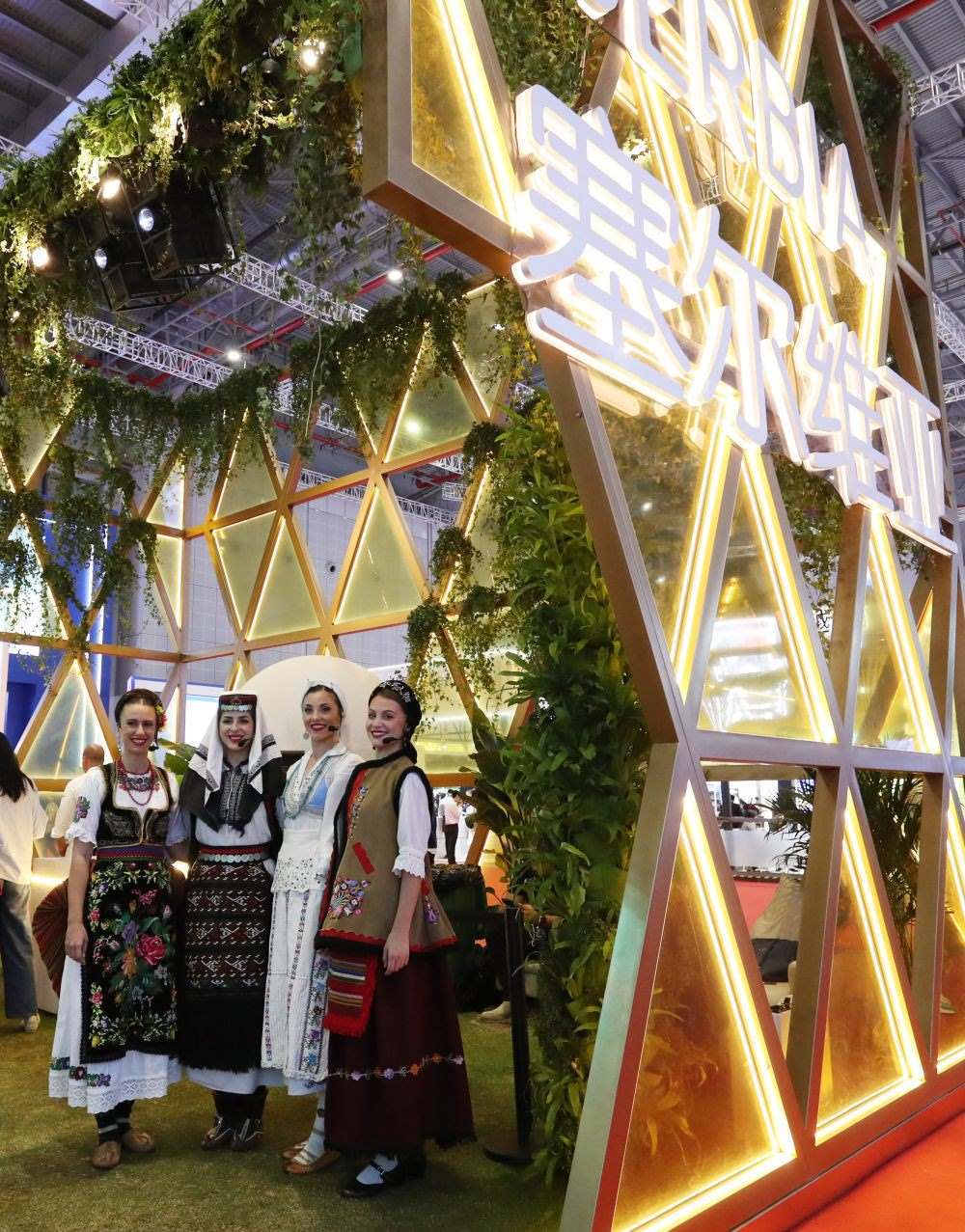 2023年11月6日，身著傳統(tǒng)服飾的演職人員在上海進(jìn)博會(huì)國(guó)家展塞爾維亞展臺(tái)迎接參觀者。第六屆進(jìn)博會(huì)國(guó)家展全面恢復(fù)線下舉辦，洪都拉斯、塞爾維亞、越南、南非、哈薩克斯坦作為本屆進(jìn)博會(huì)主賓國(guó)在國(guó)家展亮相。新華社記者 方喆 攝