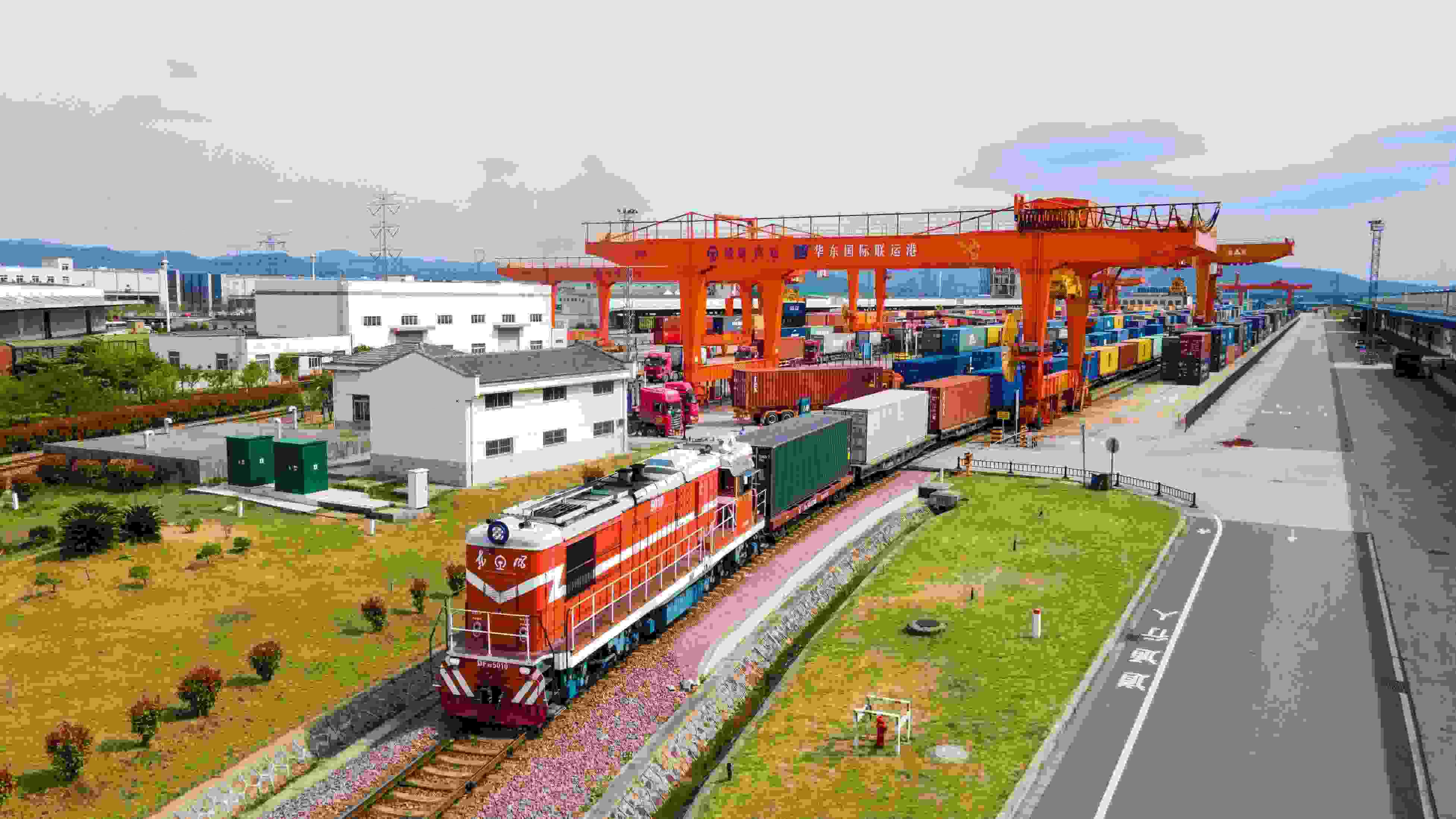 △2024年4月1日，浙江省金華華東國際聯(lián)運港，一列中歐班列裝載110個標(biāo)箱日用百貨、電動工具、機(jī)械裝備等貨物從鐵路金華南貨場啟程駛往匈牙利布達(dá)佩斯。