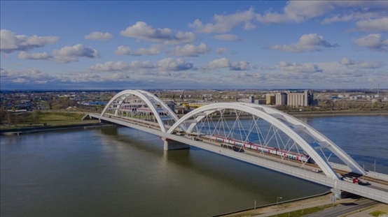 △2024年3月12日，一列火車運行在匈塞鐵路塞爾維亞境內(nèi)貝諾段諾維薩德多瑙河大橋上。