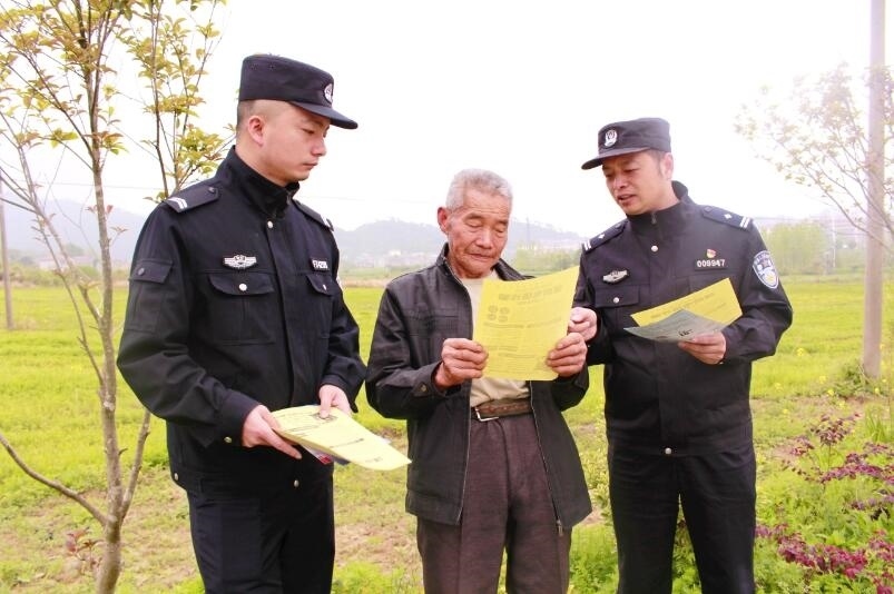 向村民宣傳反詐知識。