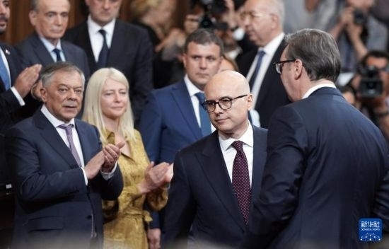  5月2日，在塞爾維亞貝爾格萊德，新一任政府總理武切維奇（中）出席就職儀式。新華社發(fā)（普雷德拉格·米洛薩夫列維奇攝）