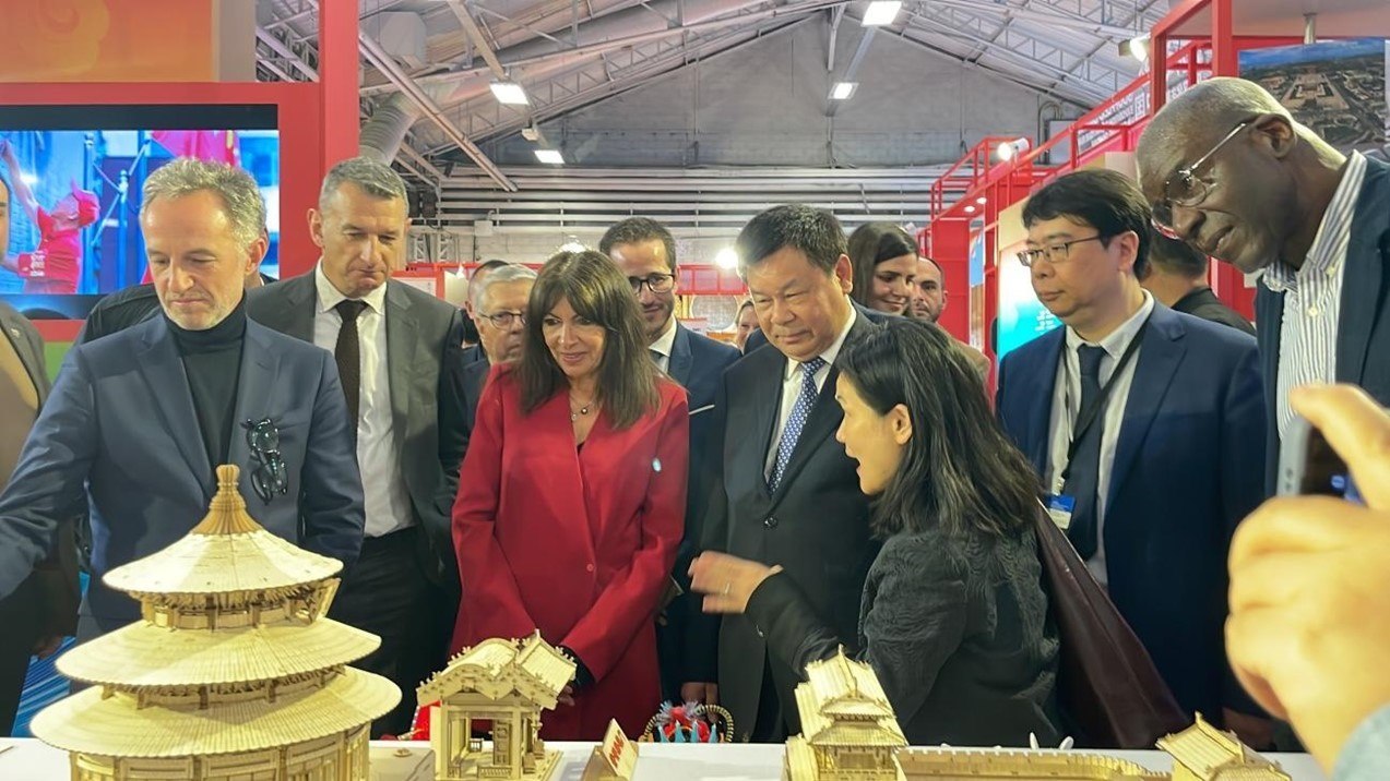 巴黎市市長安妮·伊達(dá)爾戈參觀展覽。主辦方供圖