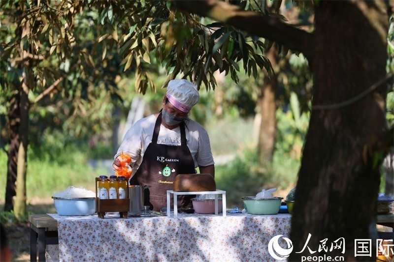 工作人員正在準(zhǔn)備特色果汁。人民網(wǎng)記者 白元琪攝