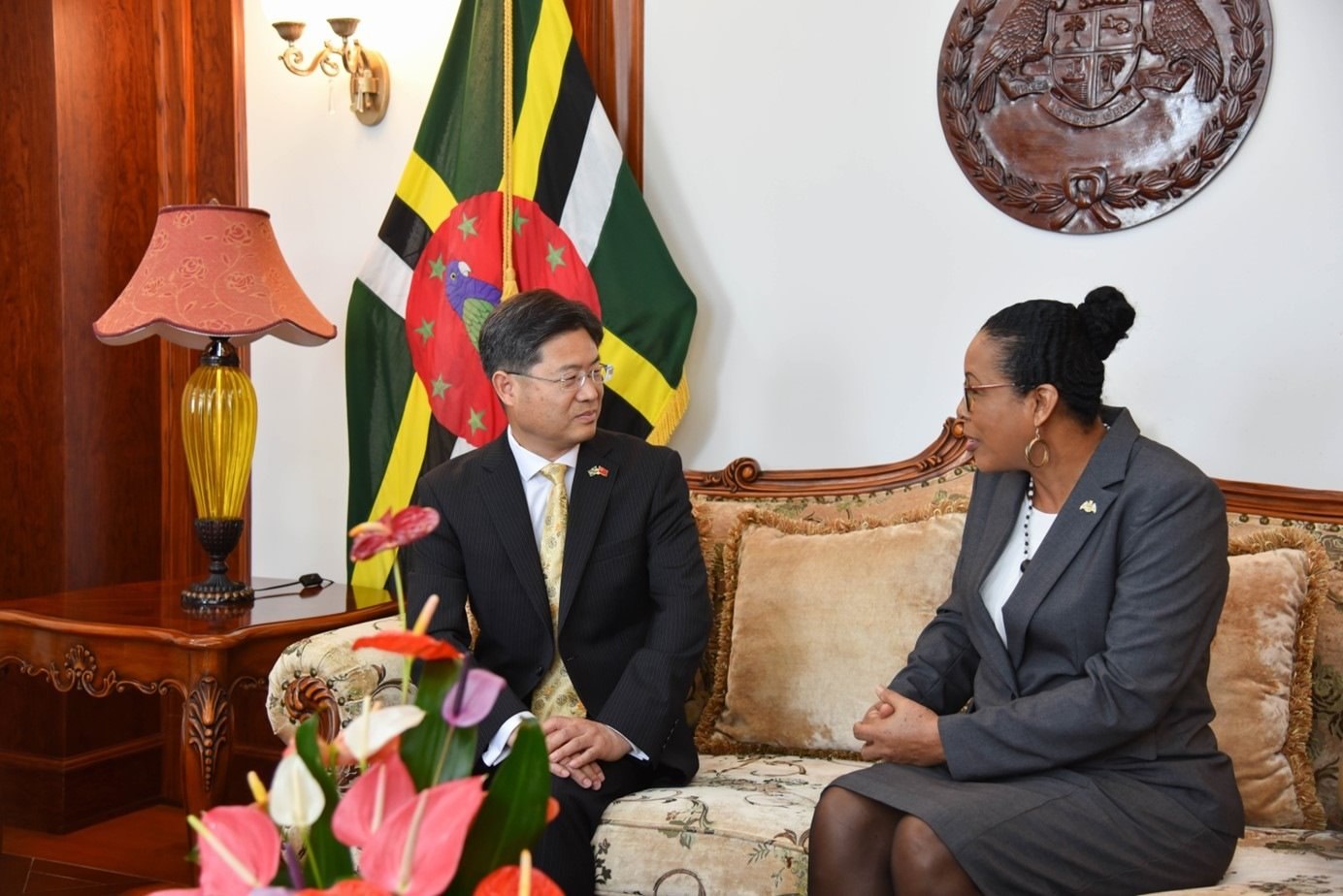 當(dāng)?shù)貢r(shí)間5月3日，中國新任駐多米尼克大使儲茂明（左）向多總統(tǒng)伯頓遞交國書。 中國駐多米尼克大使館供圖