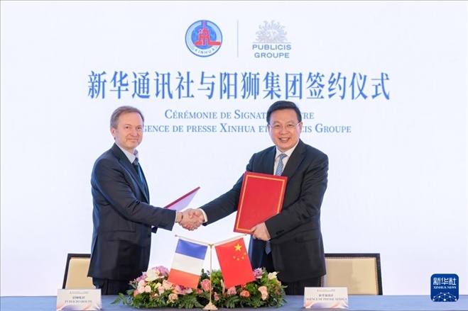 5月4日，新華通訊社社長(zhǎng)傅華同陽(yáng)獅集團(tuán)全球首席財(cái)務(wù)官洛里斯·諾爾德在法國(guó)巴黎簽署合作諒解備忘錄。新華社記者 孟鼎博 攝