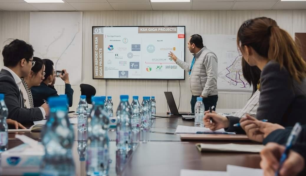 德亞（右三）在和員工開會(huì)。中建中東沙特分公司供圖