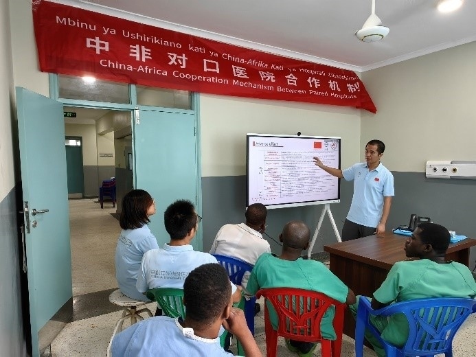 王林醫(yī)生開展術(shù)后疼痛管理的專題講座。中國（江蘇）第33期援桑給巴爾醫(yī)療隊供圖