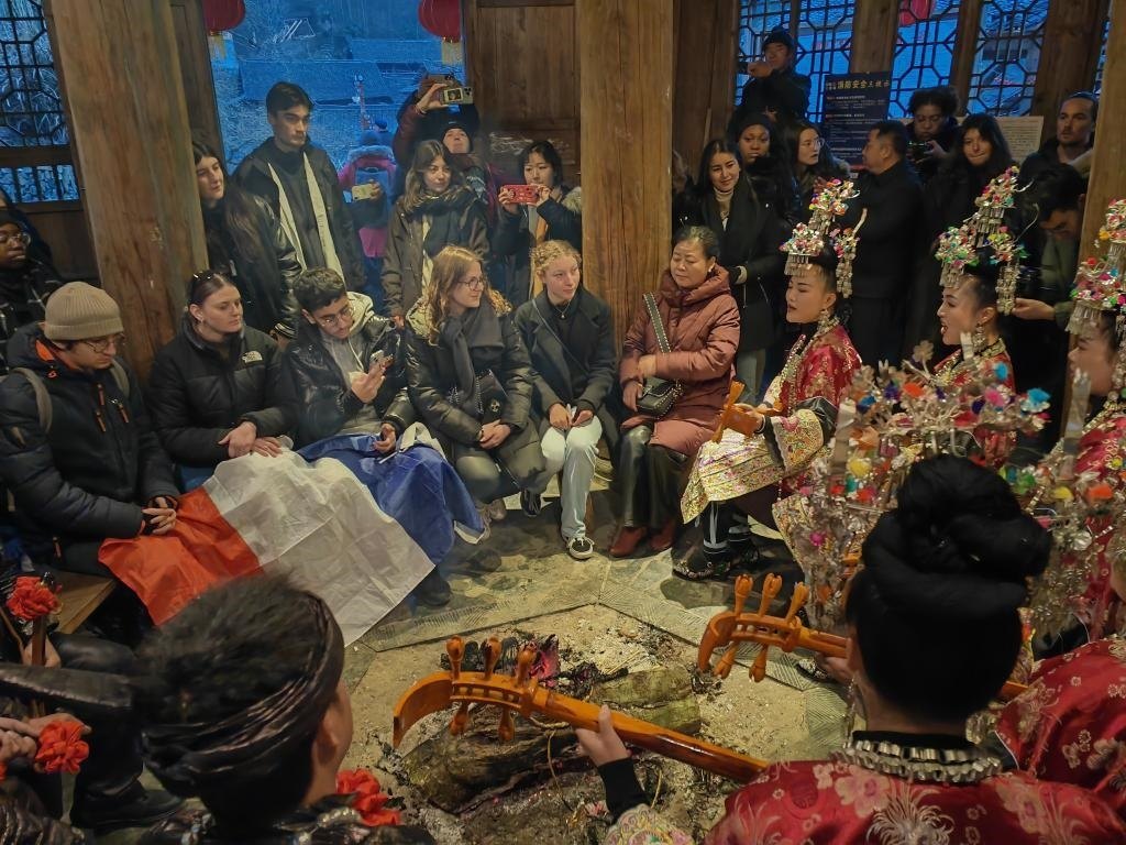 法國青年在榕江體驗(yàn)民俗文化。新華社記者 羅羽 攝