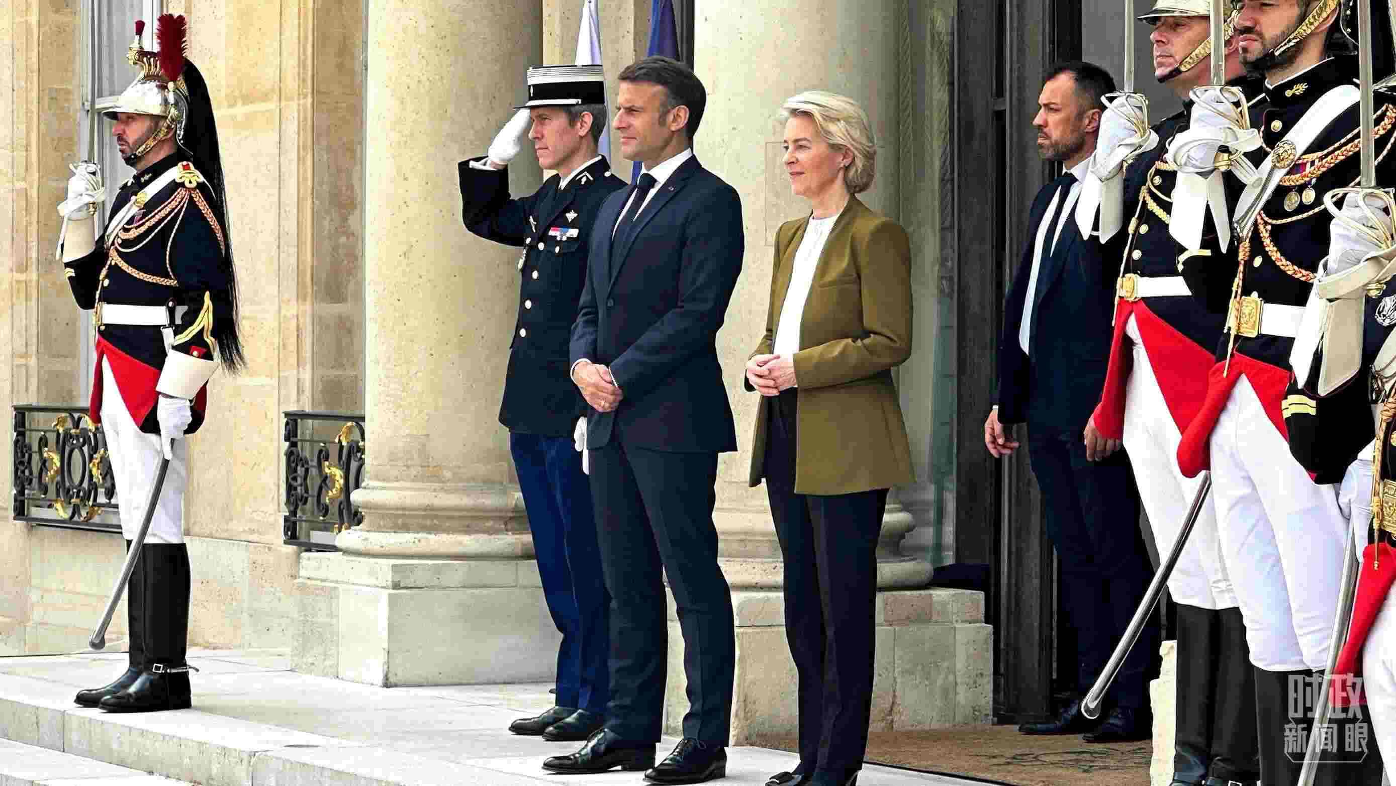 △中法歐領(lǐng)導(dǎo)人三方會晤后，馬克龍總統(tǒng)和馮德萊恩主席將習(xí)主席送至上車處。（總臺央視記者關(guān)舟拍攝）