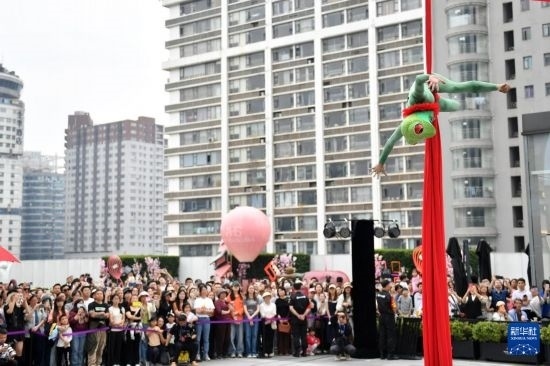 5月7日，演員在長沙國金中心表演木偶劇。新華社記者 陳振海 攝