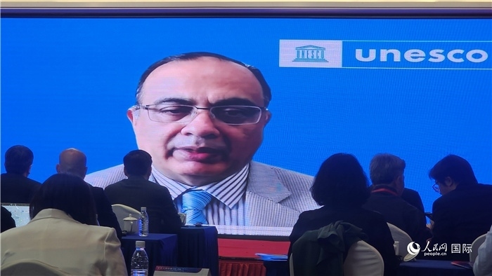 聯(lián)合國教科文組織駐華代表處代表夏澤翰通過視頻致辭。人民網(wǎng)記者 萬宇攝