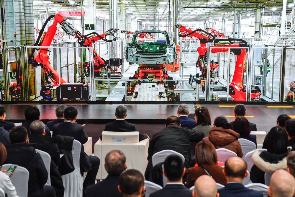 2024年1月26日，奧迪一汽新能源汽車有限公司預(yù)批量生產(chǎn)正式啟動，嘉賓觀看奧迪一汽新能源汽車有限公司生產(chǎn)車間的宣傳短片。新華社記者 許暢 攝