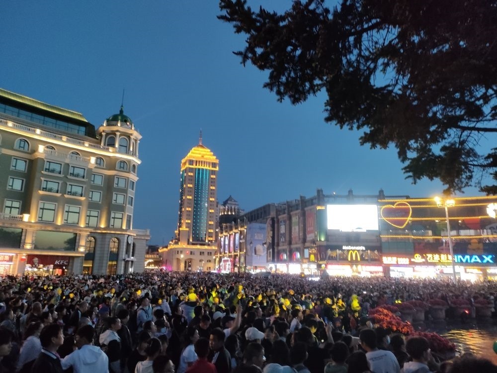 “五一”假期，哈爾濱松花江畔游人如織（2024年5月2日攝）。新華社記者 朱悅 攝