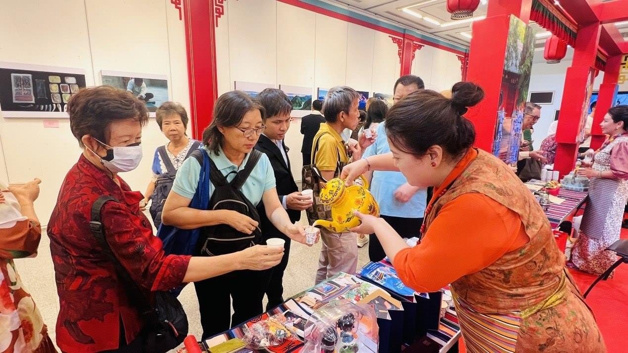 觀眾爭相體驗酥油茶。曼谷中國文化中心供圖