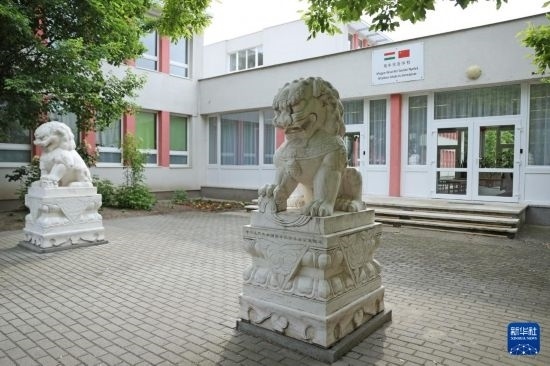 這是5月3日在匈牙利布達佩斯拍攝的匈中雙語學校校門。新華社記者 趙丁喆 攝