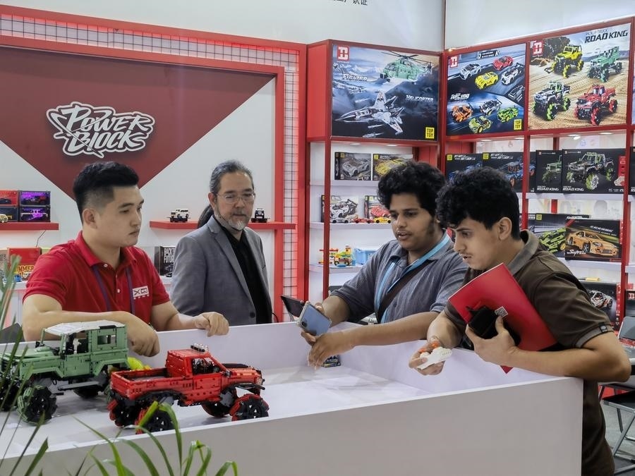 在第135屆廣交會(huì)第三期現(xiàn)場(chǎng)，采購商在廣東信宇科技股份有限公司展位選購、體驗(yàn)積木遙控車產(chǎn)品（5月2日攝）。新華社記者 洪澤華 攝