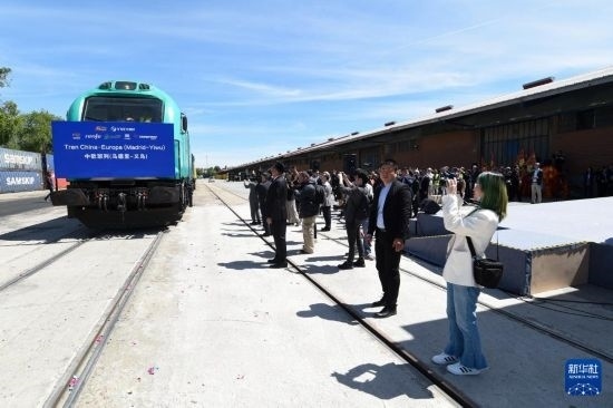 5月8日，在西班牙馬德里，嘉賓們參加中歐班列（義烏—馬德里）開行十周年紀念號班列發(fā)車儀式。新華社發(fā)（古斯塔沃·巴連特攝）
