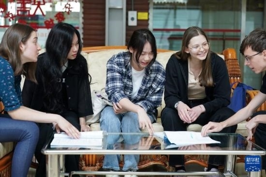 4月28日，宋智孝（右二）和胡靈月（左一）在北京首都師范大學校園內(nèi)與同學交流。新華社記者 彭子洋 攝