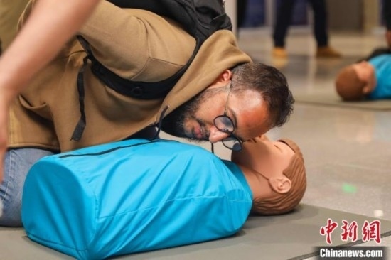 5月9日，留學(xué)生利用假人道具練習(xí)心肺復(fù)蘇技巧。張鷹 攝