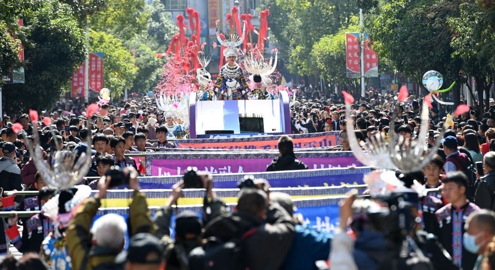 在貴州雷山縣縣城，苗族群眾身著盛裝，載歌載舞參加苗年和鼓藏節(jié)的巡游活動(dòng)（2023年11月16日攝）。新華社記者 楊楹 攝