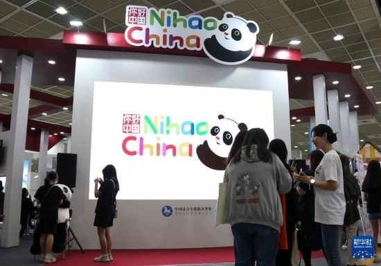 5月9日，在韓國首爾舉行的首爾國際旅游展上，參觀者在中國展區(qū)參加體驗(yàn)項(xiàng)目。新華社記者 姚琪琳 攝