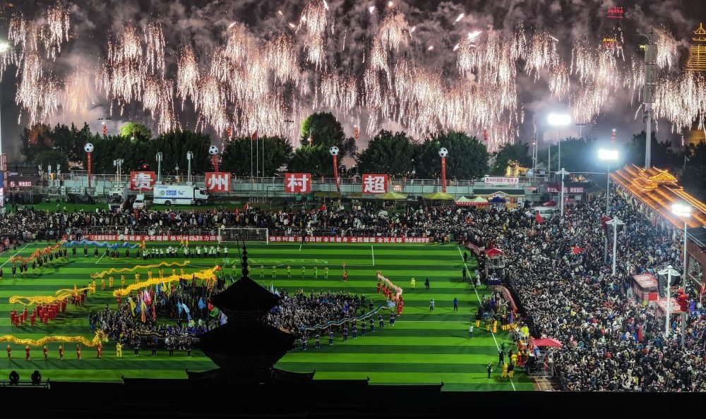 在貴州省榕江縣舉行的2024全國“村晚”示范展示活動(dòng)暨貴州“村超村晚”活動(dòng)中，音樂煙花秀精彩上演（2024年2月3日攝，無人機(jī)照片）。新華社記者 劉續(xù) 攝