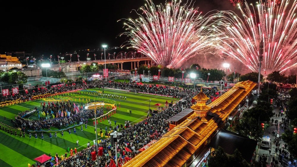 在貴州省榕江縣舉行的2024全國“村晚”示范展示活動(dòng)暨貴州“村超村晚”活動(dòng)中，音樂煙花秀精彩上演（2024年2月3日攝，無人機(jī)照片）。新華社記者 劉續(xù) 攝