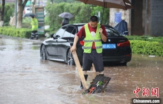 5月10日，廣西沿海遭遇強降雨。圖為欽州市城區(qū)多處積澇。陸敏 攝