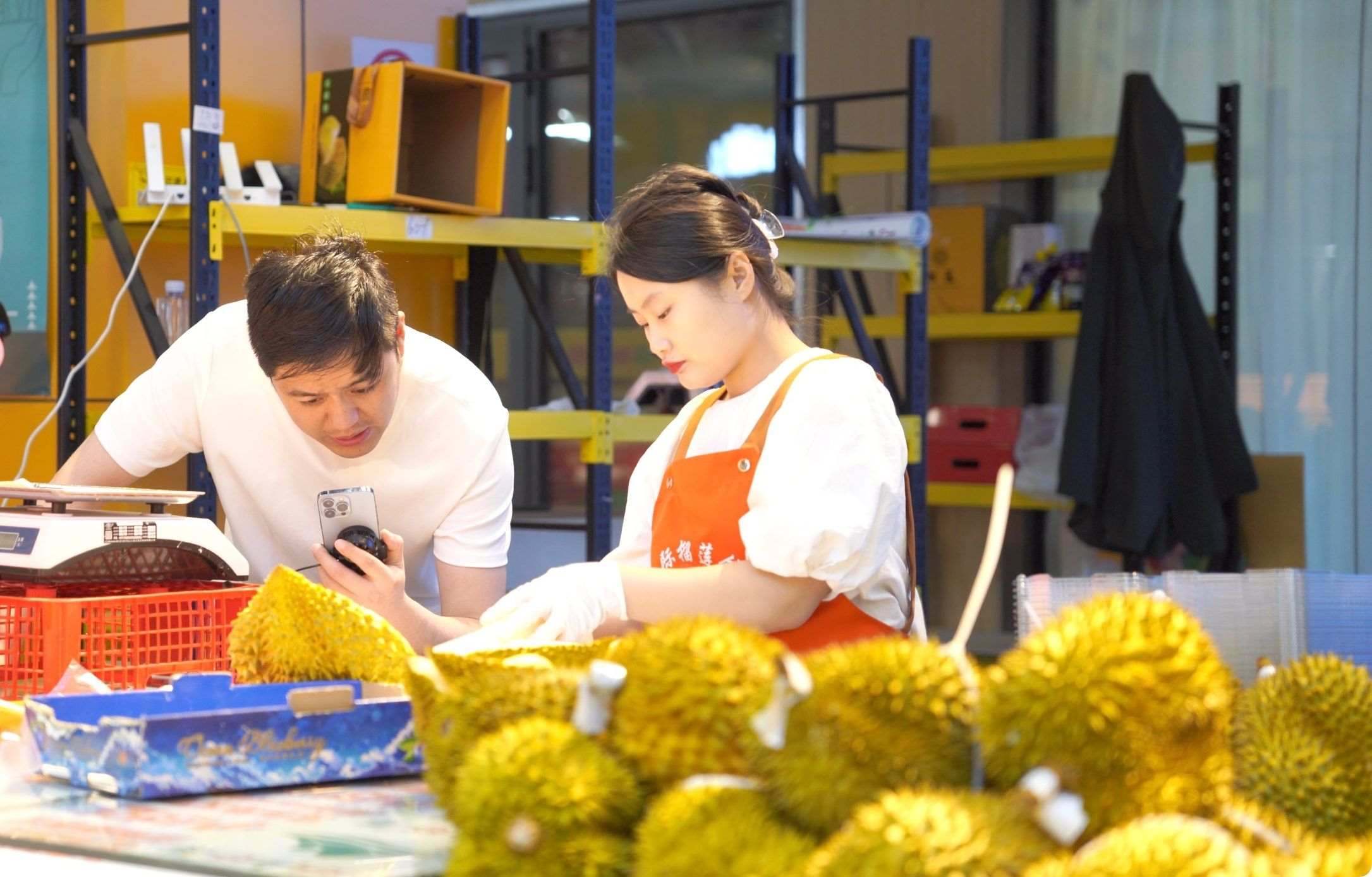 榴蓮商家正在通過手機(jī)直播銷售榴蓮。人民網(wǎng)記者申佳平 攝