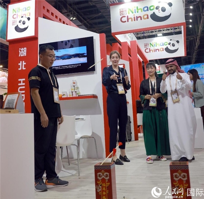 觀眾在參與投壺游戲。人民網(wǎng)記者管克江攝