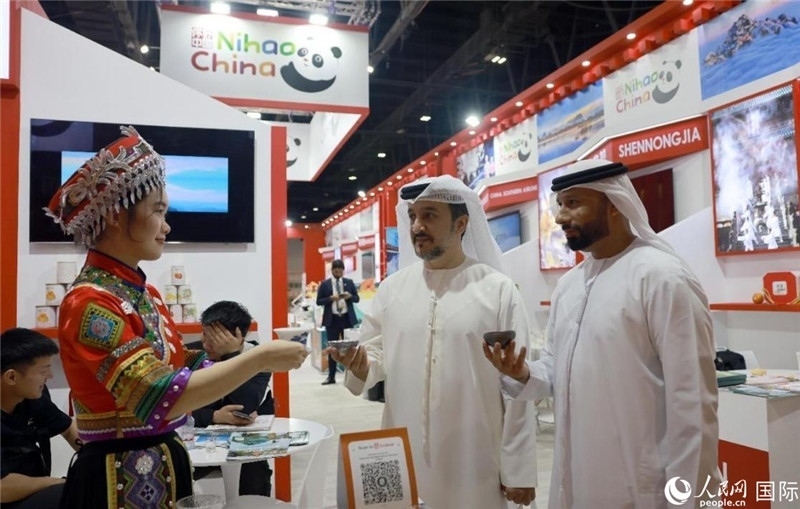 兩名阿聯(lián)酋觀眾在品嘗湖北名茶。人民網(wǎng)記者管克江攝