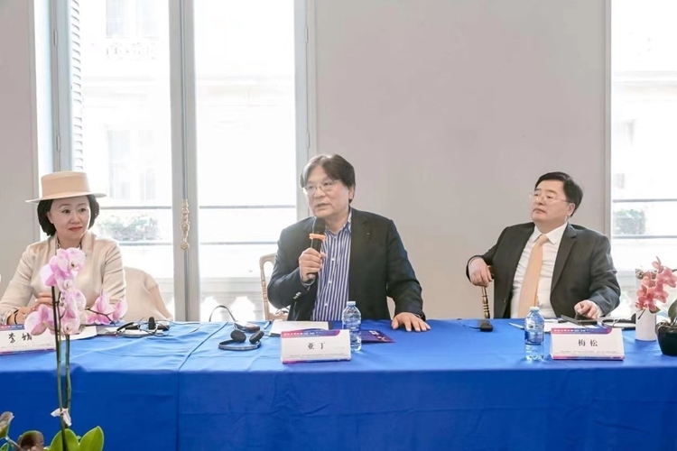 法中交流促進會會長、作家、翻譯家、法國最高榮譽騎士勛章獲得者亞丁發(fā)言（圖片：中國傳媒大學(xué)