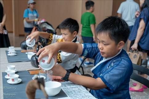 新加坡孩子們在活動現(xiàn)場體驗學習茶藝。新加坡中國文化中心供圖