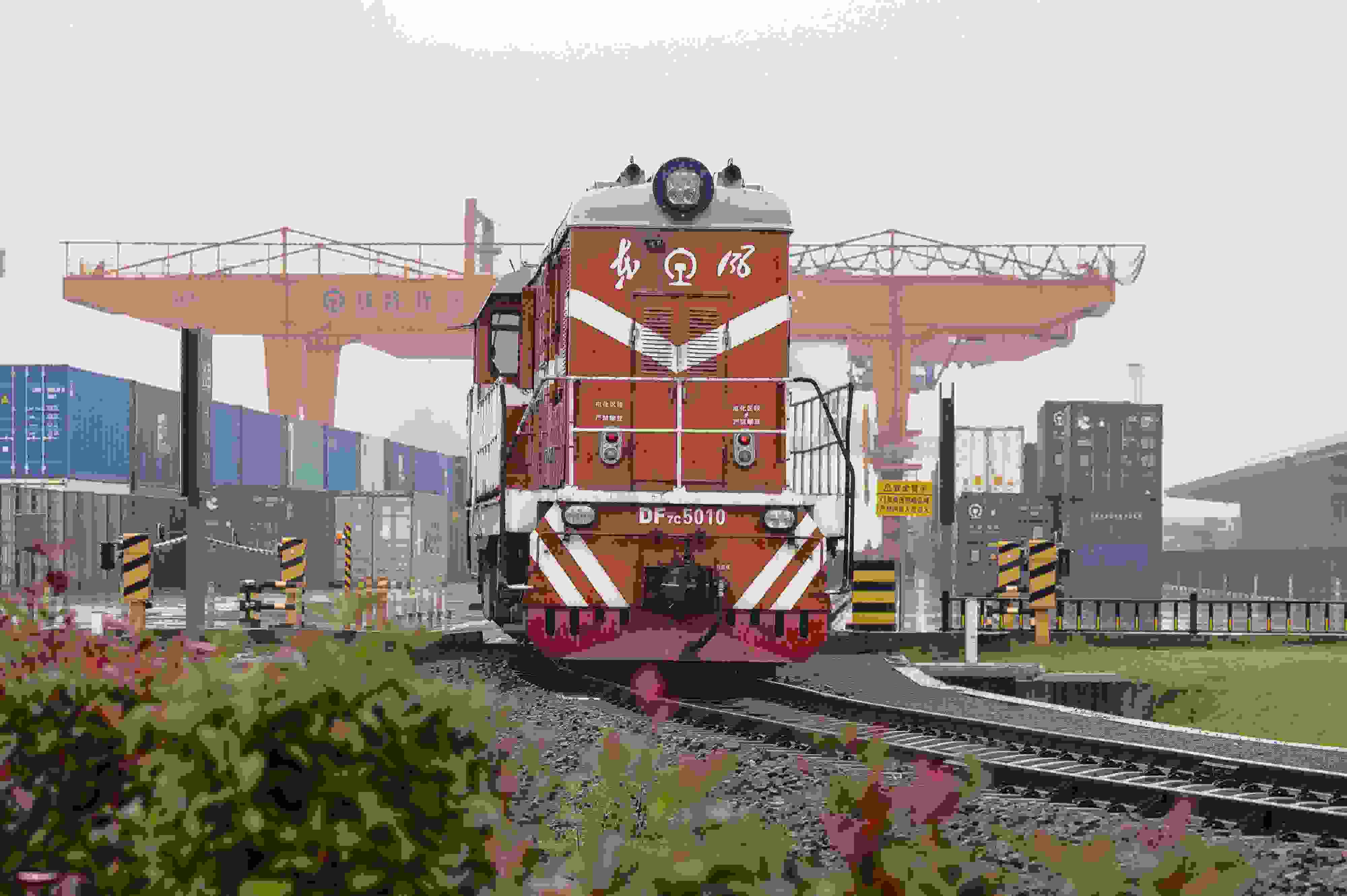 2024年5月5日，“五一”假期最后一天。在浙江省金華市金東區(qū)鐵路金華南站，一列滿載110標(biāo)箱的中歐班列緩緩啟程駛往匈牙利。