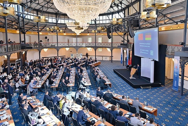 2024“投資中國”系列活動德國專場4月5日在巴登—符滕堡州首府斯圖加特市舉行，活動吸引德國工商界代表超300人參加。圖為當(dāng)日拍攝的活動現(xiàn)場。 新華社記者 任鵬飛/攝