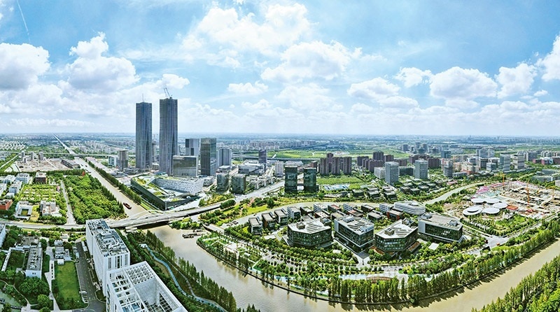 建立全國第一個國際貿(mào)易“單一窗口”，開設(shè)全國第一批自由貿(mào)易賬戶，設(shè)立全國第一家外商獨資醫(yī)院、第一家外商獨資公募基金公司、第一家外商獨資汽車制造企業(yè)……中國（上海）自由貿(mào)易試驗區(qū)掛牌以來，誕生了若干個“全國第一”，在制造業(yè)、金融業(yè)等數(shù)十個開放領(lǐng)域，實現(xiàn)一批全國首創(chuàng)項目落地。圖為上海自貿(mào)區(qū)張江片區(qū)（2023年9月10日攝，無人機照片）。 新華社記者 方喆/攝