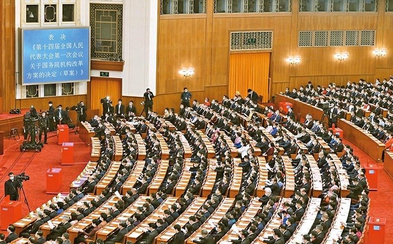 2023年3月10日，十四屆全國人大一次會議在北京人民大會堂舉行第三次全體會議，表決通過了關(guān)于國務(wù)院機構(gòu)改革方案的決定。圖為會議現(xiàn)場。 新華社記者 岳月偉/攝