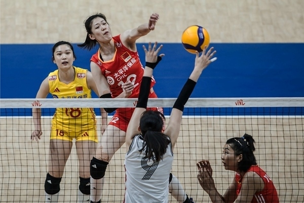 李盈瑩(上)扣球。圖片來源：國際排聯(lián)