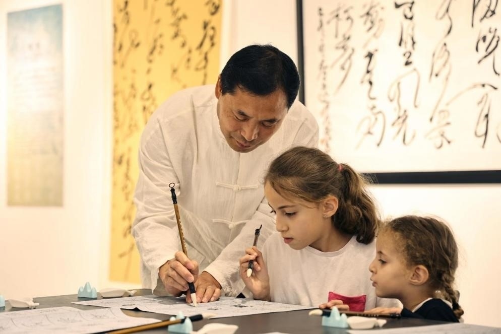 中國書法老師帶領(lǐng)現(xiàn)場觀眾體驗(yàn)書法。拉巴特中國文化中心供圖