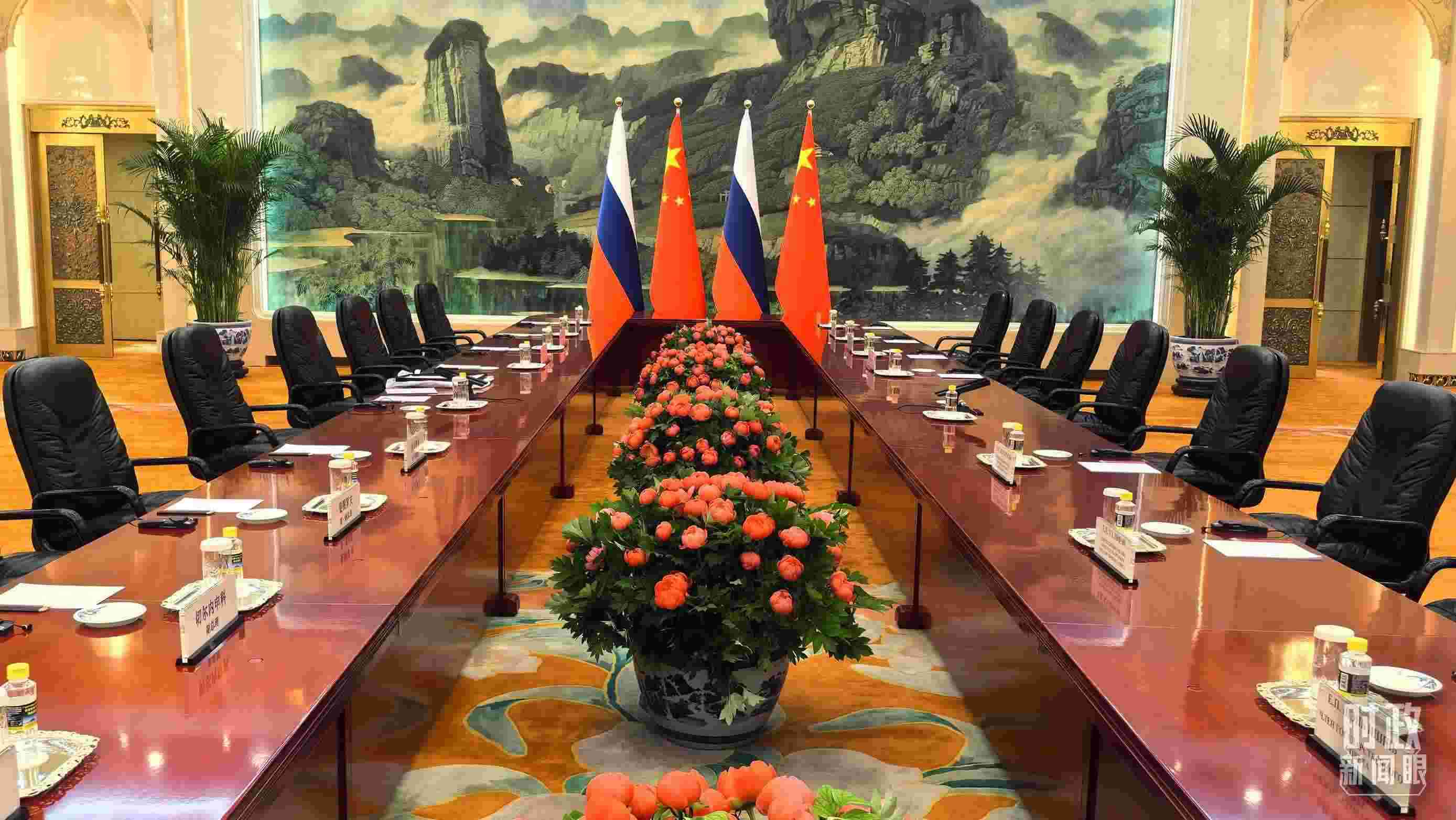 △中俄兩國(guó)元首首先舉行小范圍會(huì)談，這是會(huì)談開(kāi)始前的現(xiàn)場(chǎng)。（總臺(tái)央視記者鄂介甫拍攝）