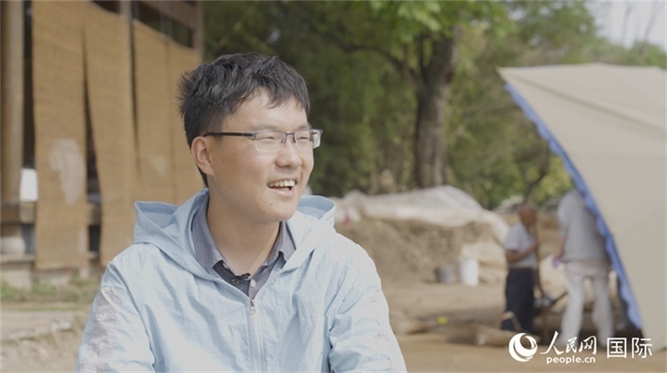 四川省文物考古研究院館員許丹陽(yáng)接受人民網(wǎng)采訪。人民網(wǎng)記者 張榮攝