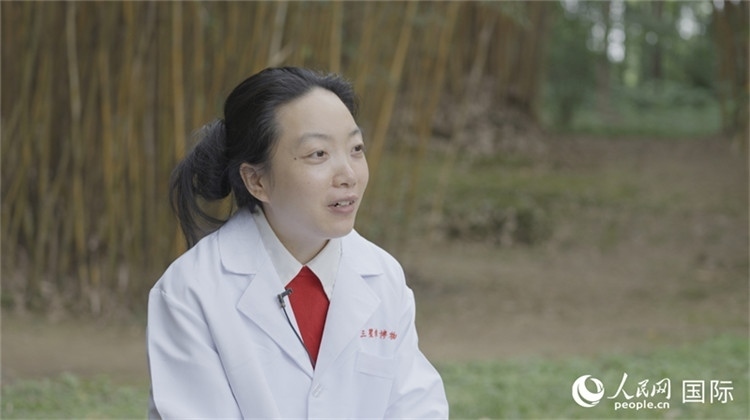 三星堆博物館文物修復(fù)師謝麗接受人民網(wǎng)采訪。人民網(wǎng)記者 張榮攝