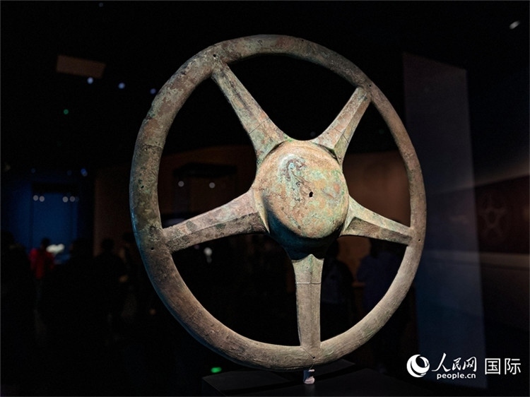 三星堆博物館中展出的太陽(yáng)輪。人民網(wǎng)記者 羨江楠攝