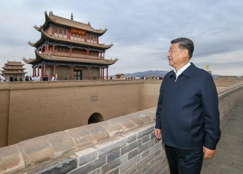 △2019年8月20日，習近平總書記來到嘉峪關(guān)關(guān)城，登上城樓察看關(guān)城整體面貌，聽取河西走廊長城、關(guān)隘歷史文化情況介紹。