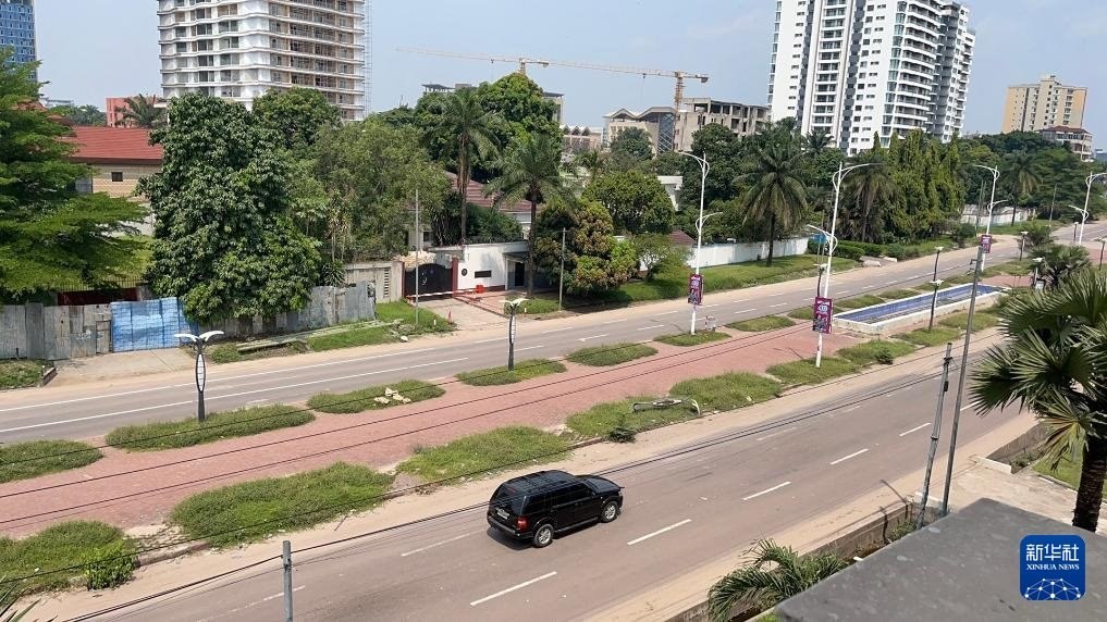 這是5月19日在剛果（金）首都金沙薩拍攝的街景（手機照片）。新華社發(fā)