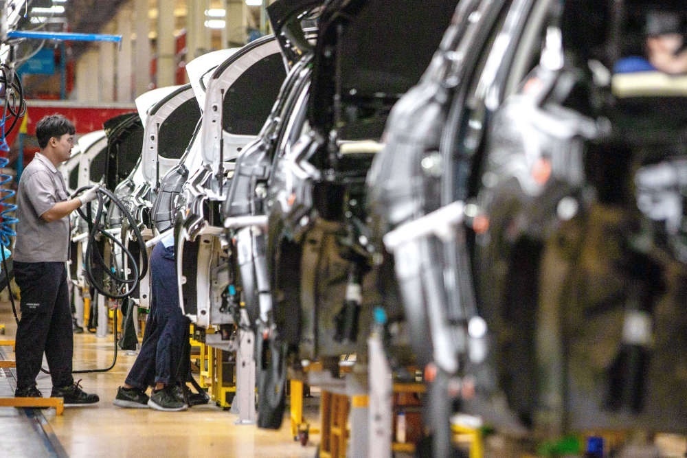 2023年9月7日，在位于泰國春武里府的上汽正大公司汽車工廠，工人在生產(chǎn)車間內(nèi)工作。新華社記者 王騰 攝